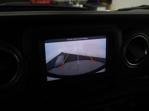 Used 2018 Jeep Wrangler Unlimited Sahara w/ Cold Weather Group image 20