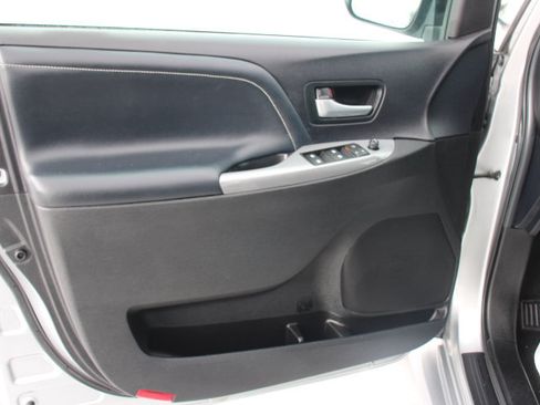 Used 2017 Toyota Sienna SE Premium image 10