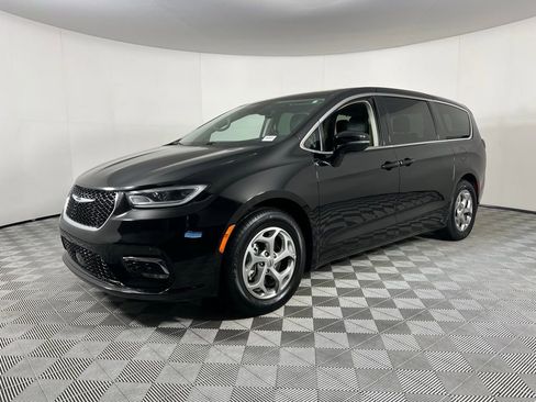 Used 2024 Chrysler Pacifica Limited image 10