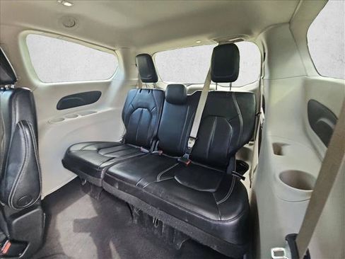 Used 2023 Chrysler Pacifica Touring-L FWD image 19
