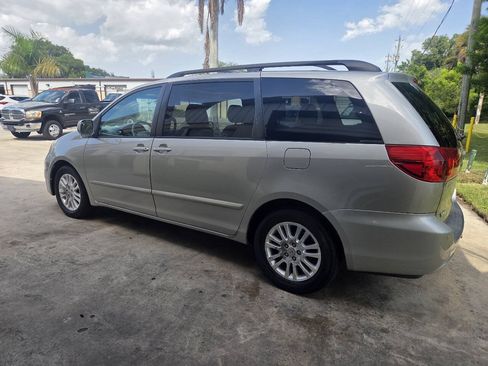 Used 2010 Toyota Sienna XLE Limited FWD image 4