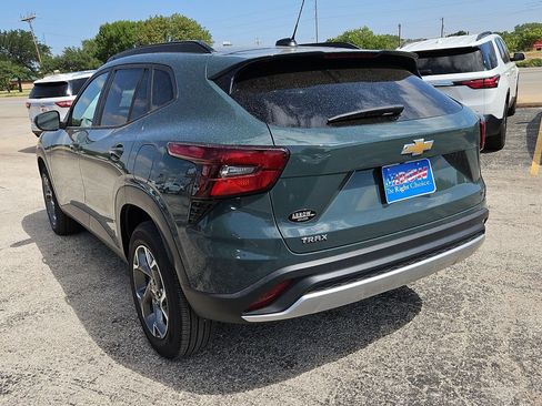 Used 2025 Chevrolet Trax LT w/ LT Convenience Package FWD image 8