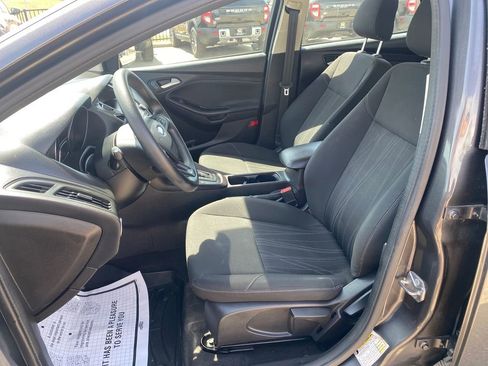 Used 2018 Ford Focus SE w/ SE Appearance Package image 18