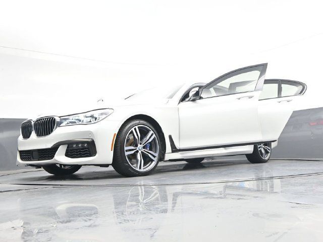 Used 2019 BMW 750i xDrive w/ Executive Package AWD/4WD image 45