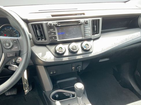 Used 2017 Toyota RAV4 LE FWD image 8