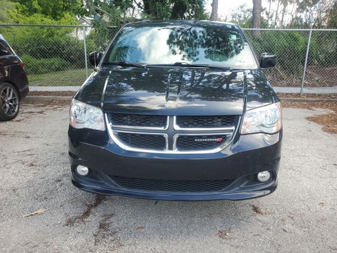 Used 2019 Dodge Grand Caravan SXT FWD image 2