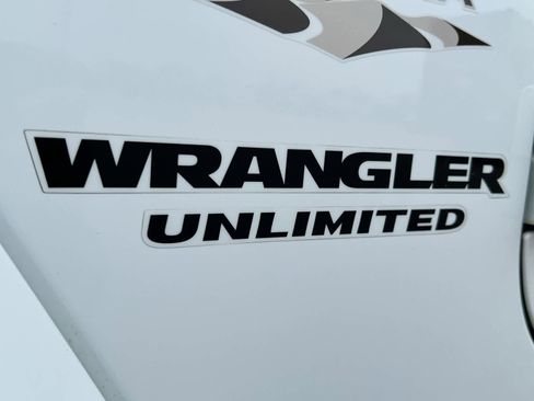 Used 2017 Jeep Wrangler Unlimited Sahara w/ Connectivity Group image 12