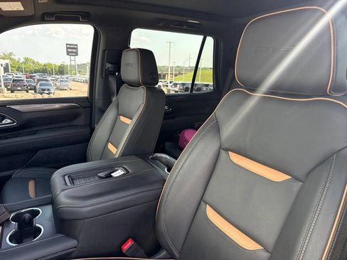Used 2024 GMC Yukon AT4 w/ Technology Package AWD/4WD image 17