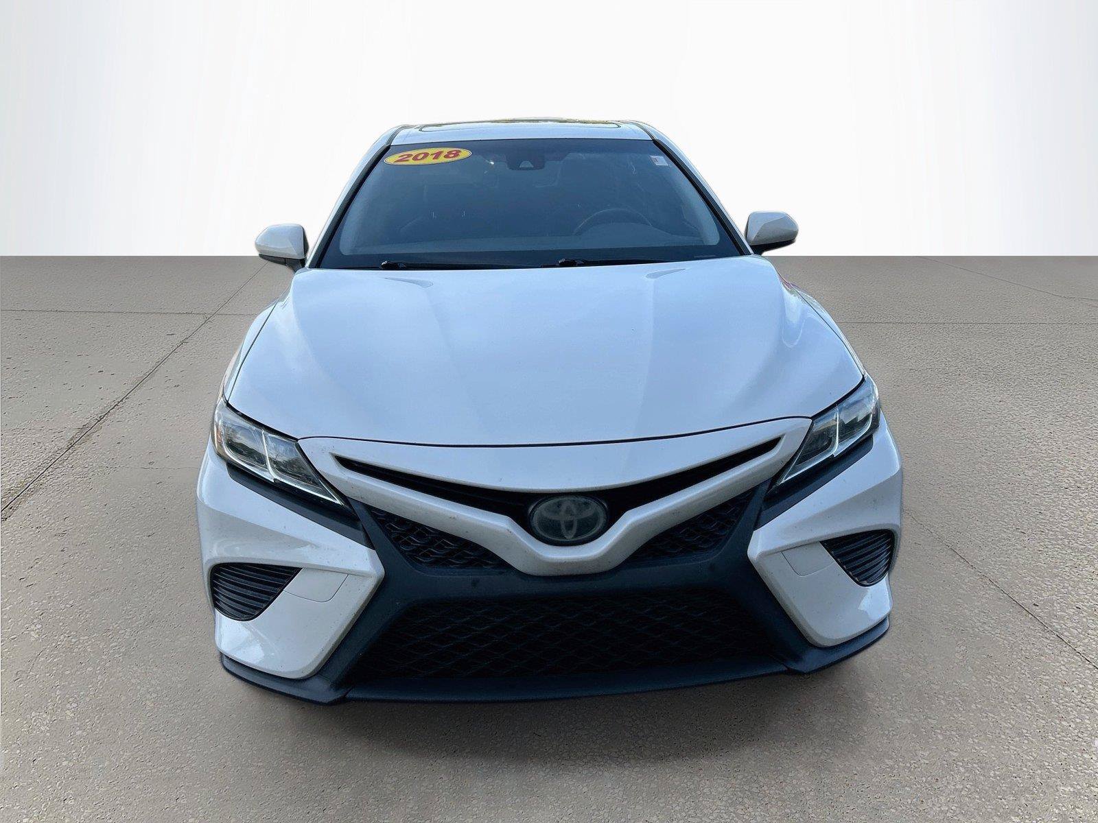 Used 2018 Toyota Camry SE w/ Moonroof Package FWD image 9