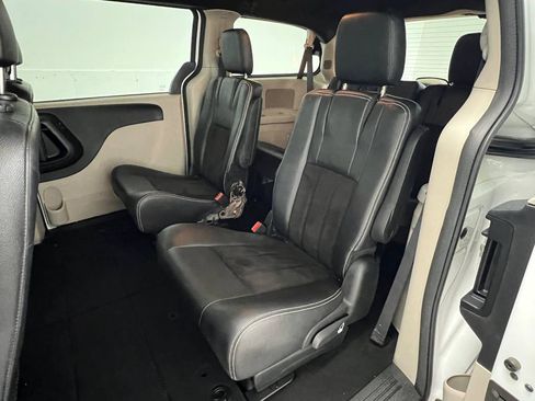 Used 2019 Dodge Grand Caravan SXT FWD image 9