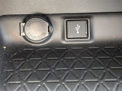 Used 2022 Toyota RAV4 XLE image 19