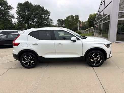 Used 2025 Volvo XC40 B5 Core image 8