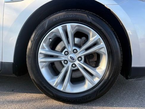 Used 2016 Ford Taurus SE image 16