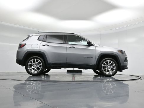 Used 2023 Jeep Compass Latitude image 45
