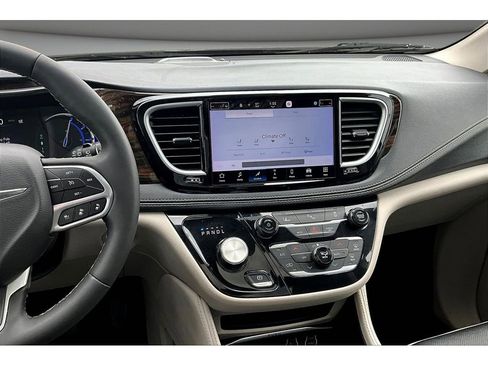 Used 2023 Chrysler Pacifica Limited FWD image 9