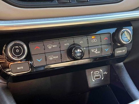 Certified 2025 Jeep Compass Limited AWD/4WD image 29