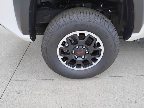 Used 2025 Toyota Tacoma TRD Off-Road AWD/4WD image 31