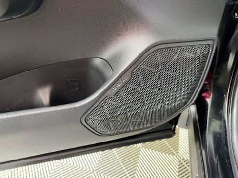 Used 2019 Toyota RAV4 Limited image 21