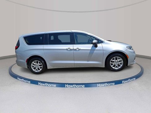 Used 2023 Chrysler Pacifica Touring-L FWD image 7