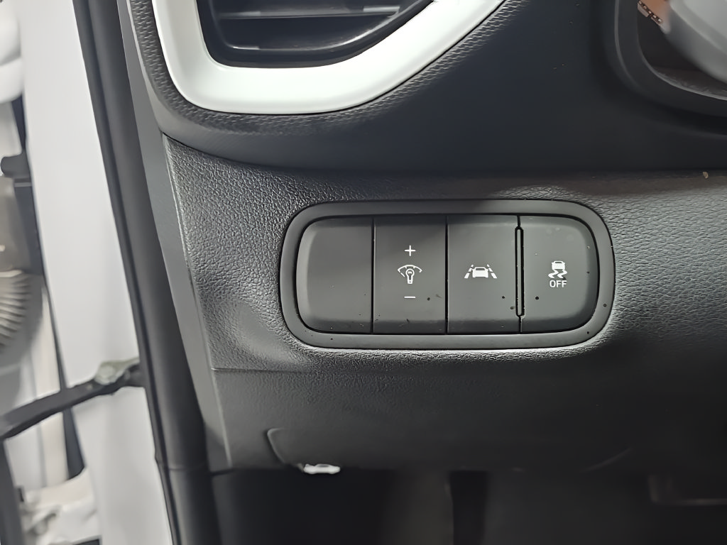 Used 2022 Hyundai Venue Limited FWD image 12
