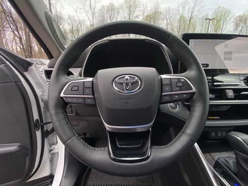 Certified 2025 Toyota Highlander Platinum AWD/4WD image 29