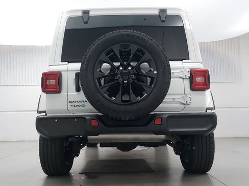 Used 2025 Jeep Wrangler Unlimited Sahara w/ Safety Group image 6