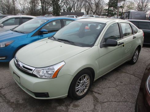 Used 2010 Ford Focus SE image 1