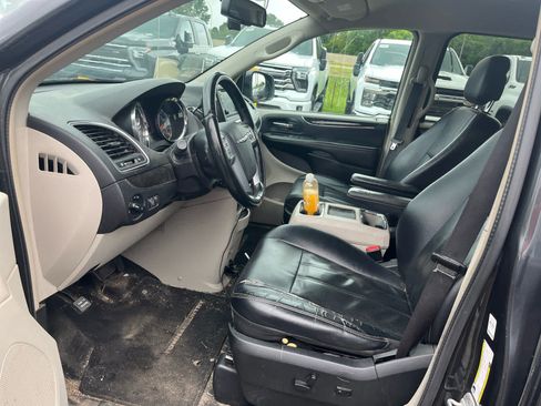 Used 2012 Chrysler Town & Country Touring w/ Entertainment Group #1 FWD image 10