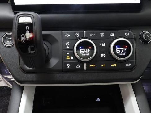 Certified 2025 Land Rover Defender 110 X-Dynamic SE AWD/4WD image 13