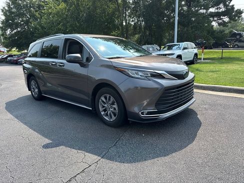 Used 2023 Toyota Sienna XLE FWD image 7