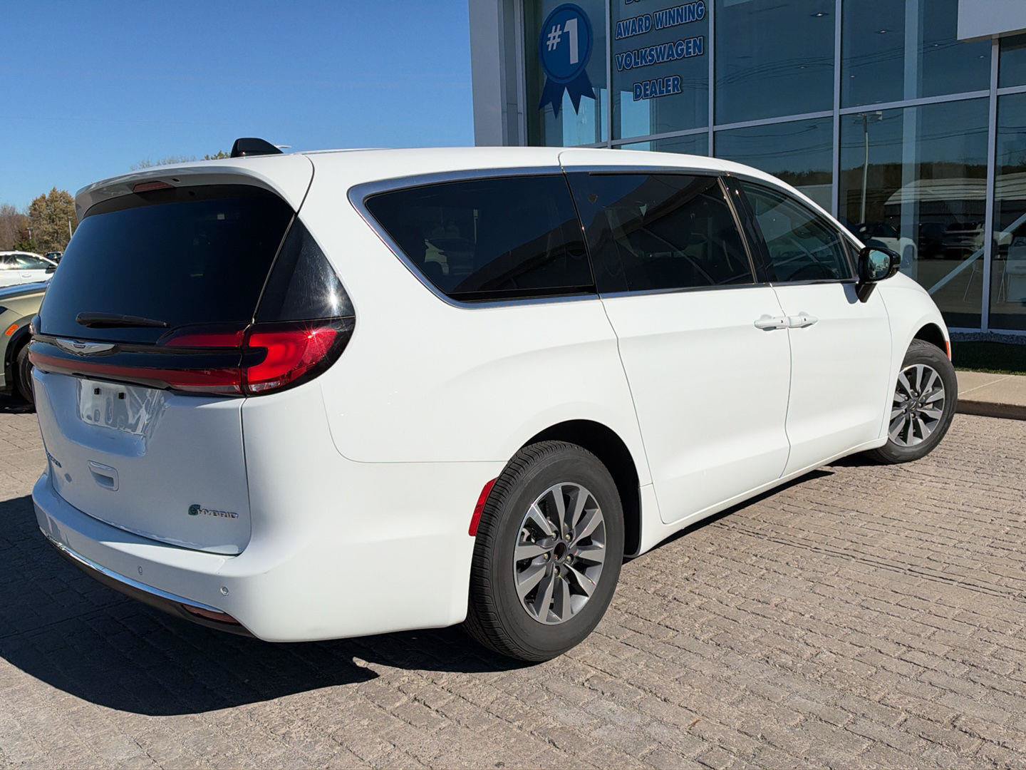 Used 2024 Chrysler Pacifica Limited FWD image 4