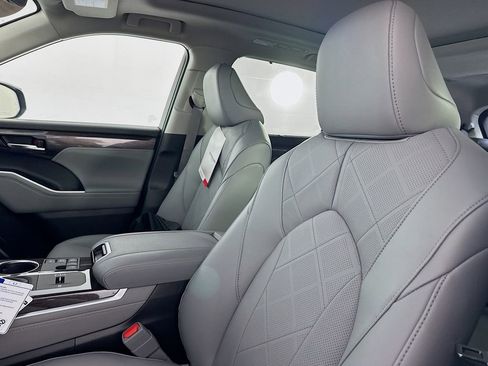 New 2026 Toyota Highlander Platinum image 33