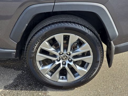 Used 2022 Toyota RAV4 XLE Premium image 41