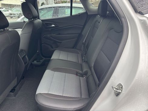 Used 2025 Chevrolet Trax LT w/ LT Convenience Package image 24