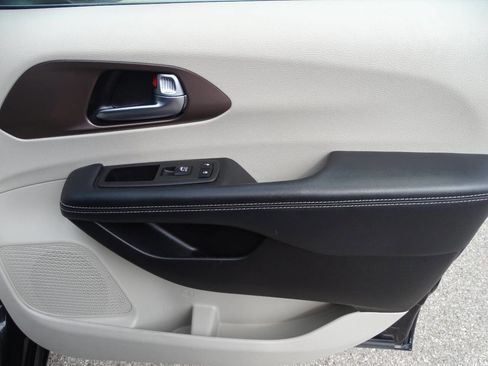 Used 2023 Chrysler Voyager LX image 42