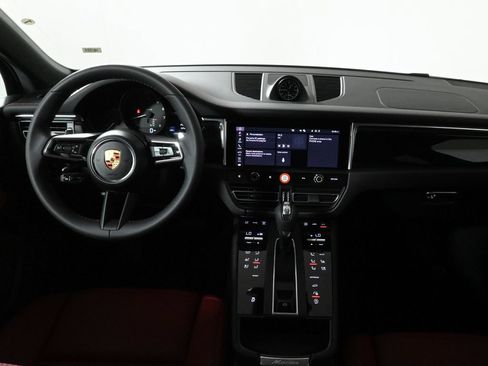 Used 2026 Porsche Macan AWD/4WD image 16