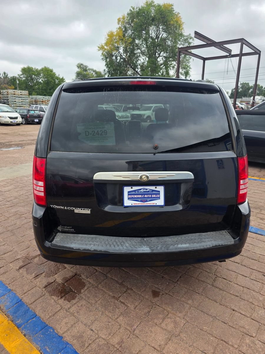 Used 2008 Chrysler Town & Country Touring FWD image 6