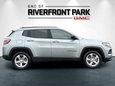 Used 2024 Jeep Compass Latitude image 2