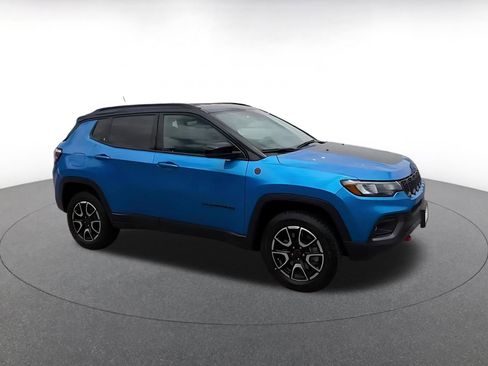 Used 2025 Jeep Compass Trailhawk AWD/4WD image 2