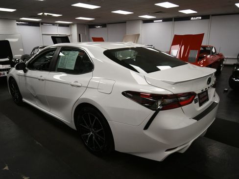 Used 2022 Toyota Camry SE w/ Carpet Mat Package (TMS) FWD image 6