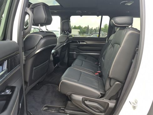 Used 2025 Jeep Grand Wagoneer L Series II Obsidian w/ Convenience Group III AWD/4WD image 9