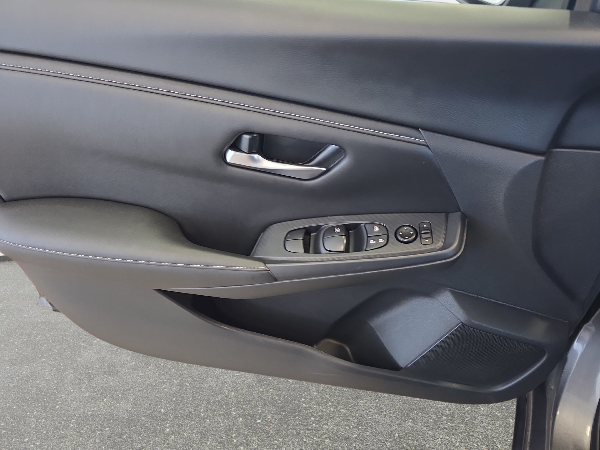 Used 2025 Nissan Sentra SV FWD image 11