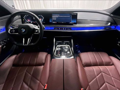 Used 2025 BMW 760i xDrive w/ Premium Package image 17