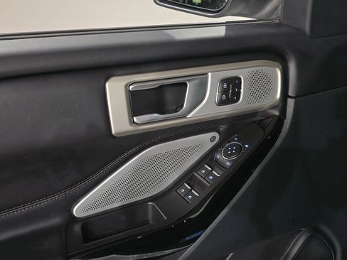 Used 2023 Ford Explorer Platinum w/ Technology Package image 17
