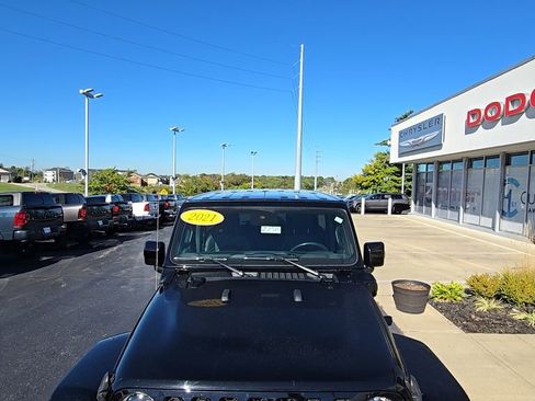 Used 2021 Jeep Wrangler Unlimited Sahara image 4