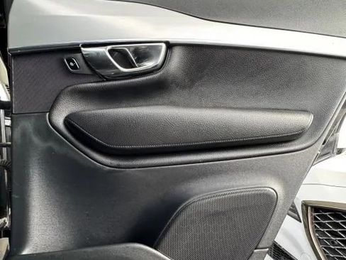 Used 2017 Volvo XC90 T6 Momentum w/ Vision Package image 25