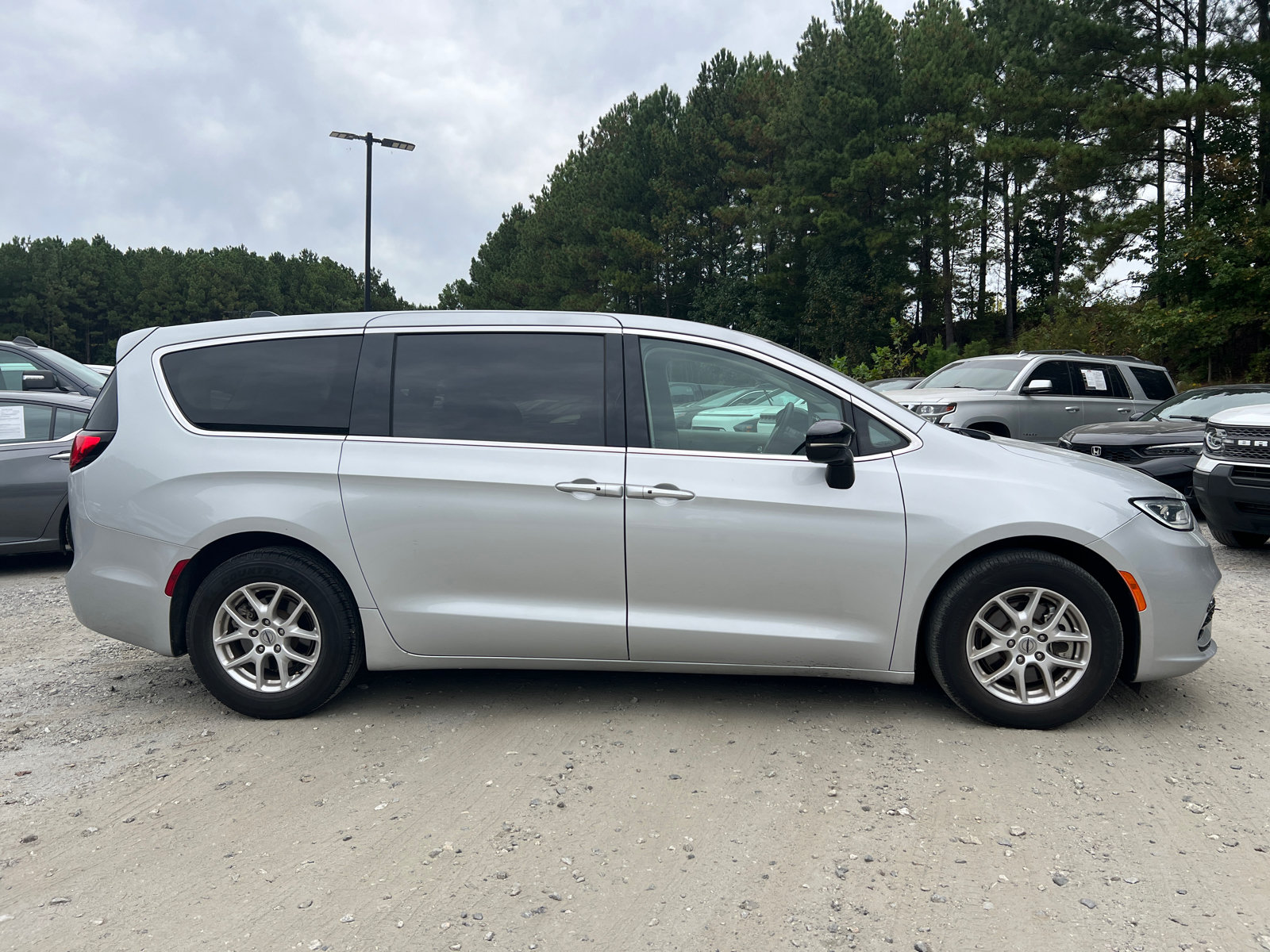 Used 2024 Chrysler Pacifica Touring-L FWD image 7