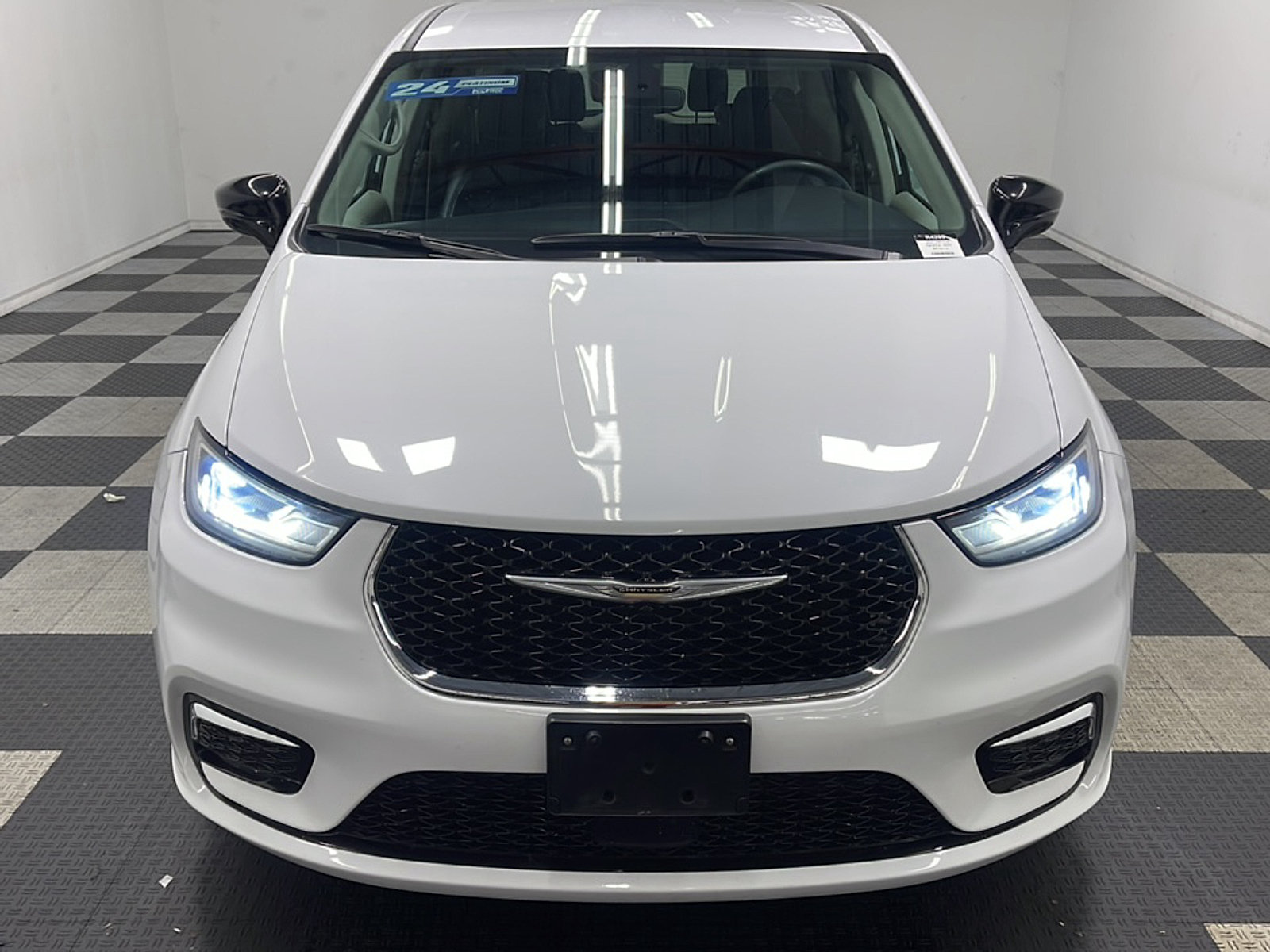 Used 2024 Chrysler Pacifica Touring-L FWD image 25