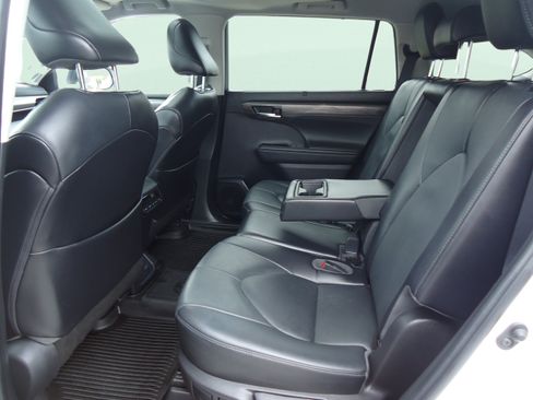 Used 2022 Toyota Highlander Limited AWD/4WD image 31