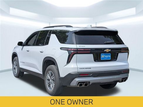 Used 2025 Chevrolet Traverse LT FWD image 4
